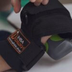 Рукавичка для фіксації предметів в руці