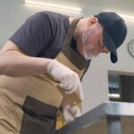 працівник пекарні у процесі виготовлення випічки