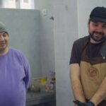 працівники пекарні обговорюють виробничі питання