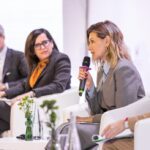 Олена Зеленська тримає мікрофон в руках