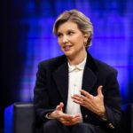 Олена Зеленська на сцені разом з інтерв'юерками розповідає про Довідник